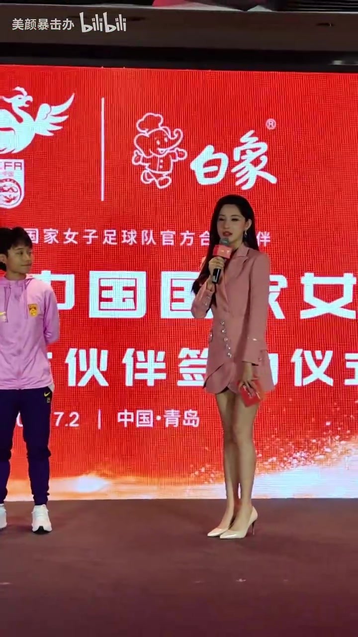 😀摄影师也爱看！来看马凡舒此前线下活动的成熟穿搭~