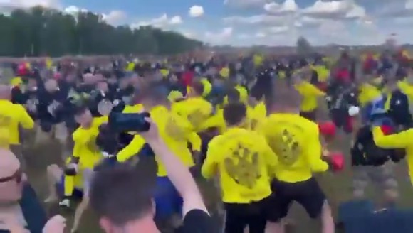 就是干！500名俄罗斯足球流氓vs500名俄罗斯足球流氓