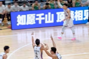 这就是默契！王少杰与沈梓捷连送背传 金鑫底角三分稳稳入筐！
