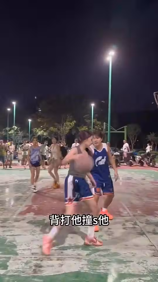 野球场男女背打大战，小伙子你真的主动发力啊！🙊